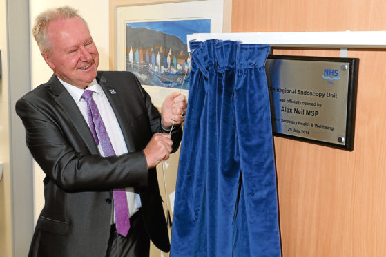 Kim Cessford - 29.07.14 - pictured in the new endoscopy suite at Queen Margaret Hospital, Dunfermline which was officially opened by Cabinet Secretary for Health Alex Neill MSP - Alex Neill unveils the plaque marking the official opening