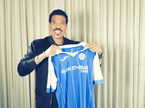 Lionel Richie with a St Johnstone FC top
