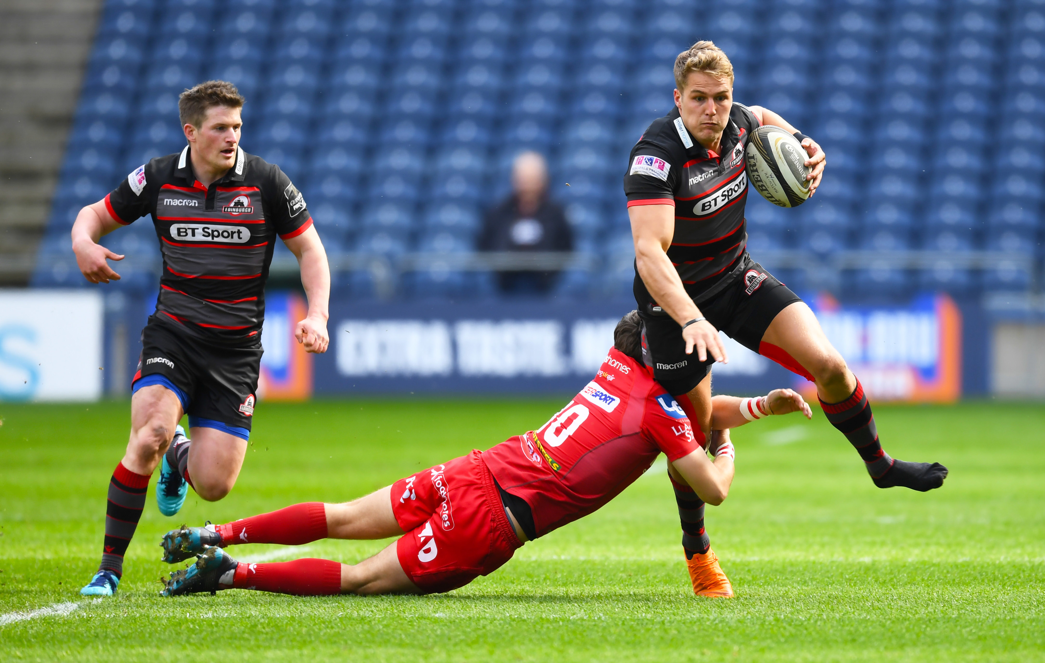 Duhan van der Merwe charges through tackles for his first try at Murrayfield.