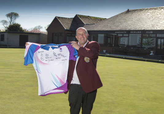 Commonwealth gold medal bowler and Arbroath Bobby Darren Burnett has gifted a unique 2018 Scotland games shirt to Arbroath Bowling Club