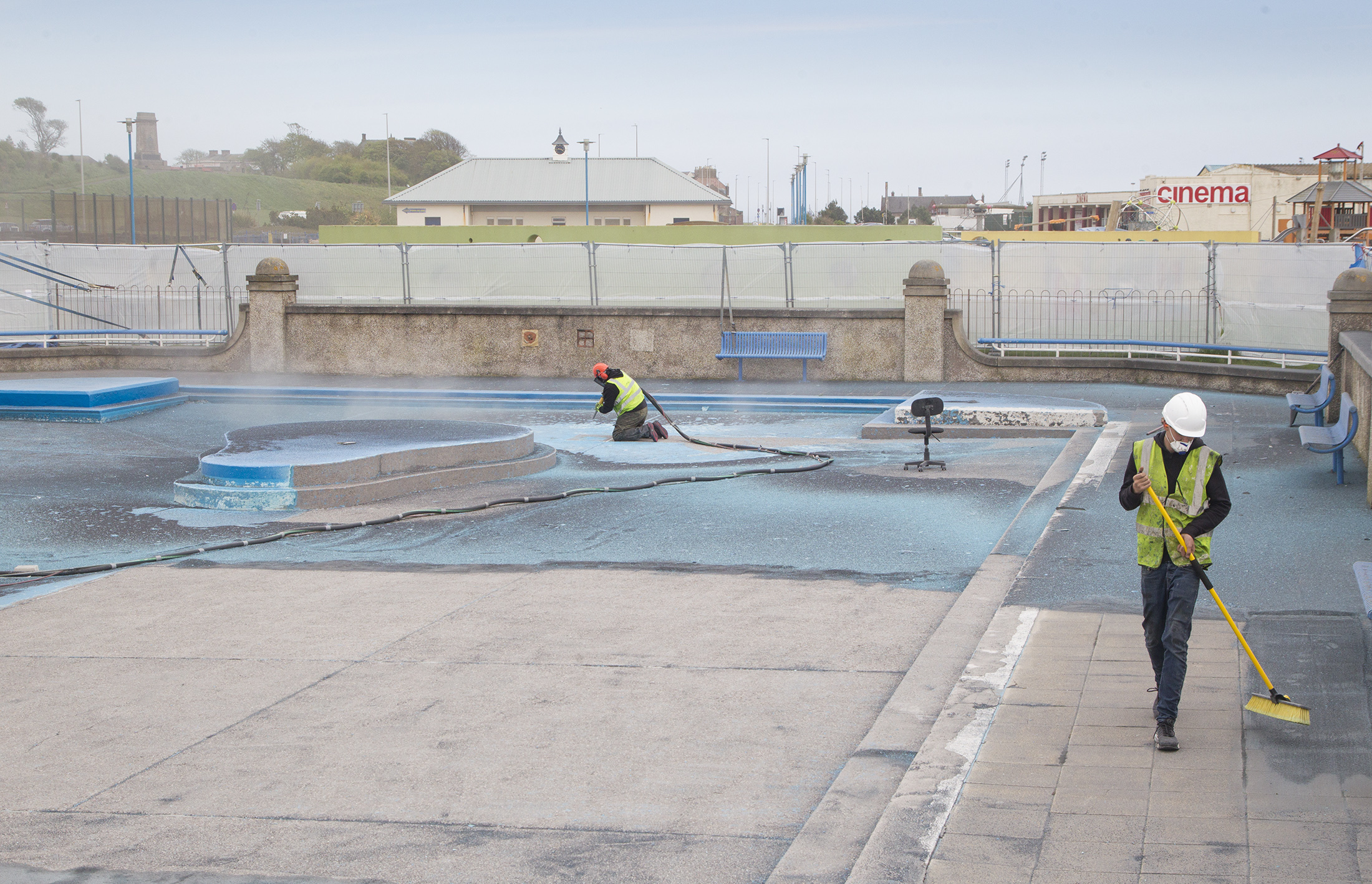 Preparing for a splash....Arbroath paddling pool gets a makeover for the summer as the old 'slippery' painted surface is sandblasted away.....
Pic Paul Reid