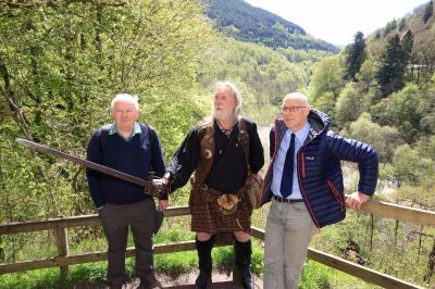 Battle of Killiecrankie expert James Rattray (left) gives John Swinney (right) a tour
with enactor John Neilson