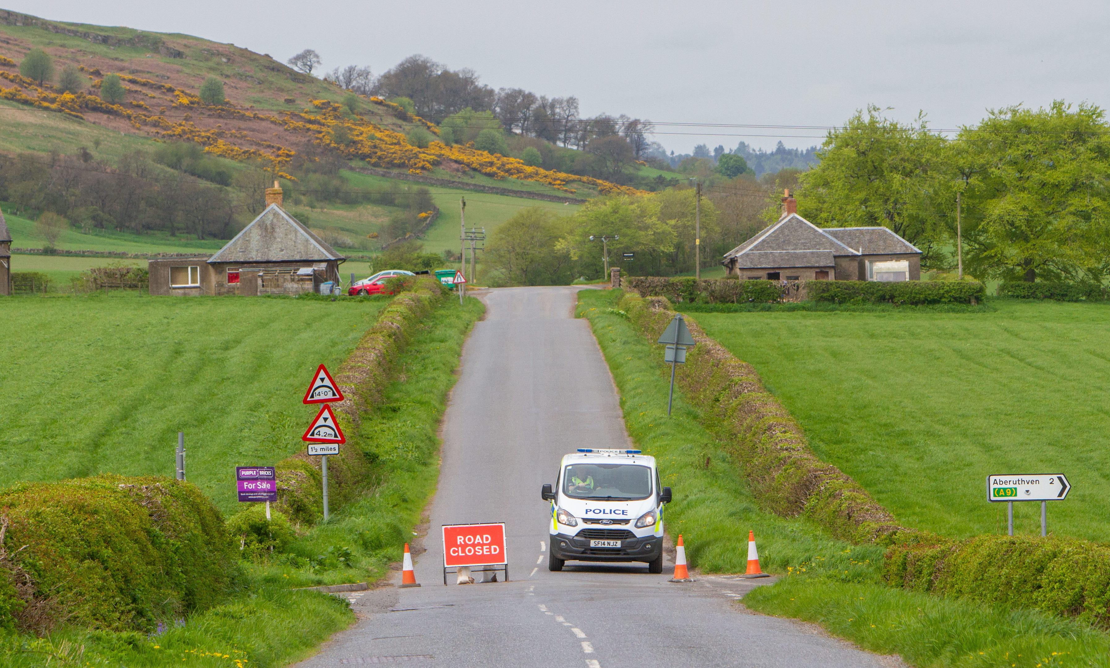 The police roadblock at Dunning