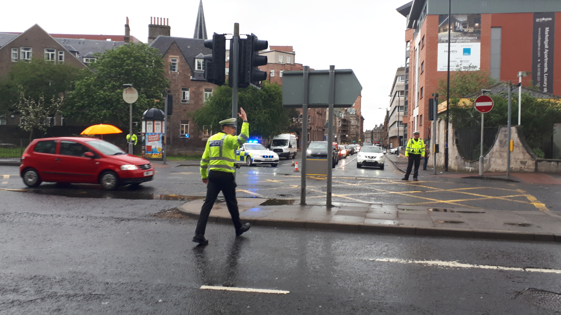 Police Scotland officers called in to direct traffic in West Marketgait, Dundee.