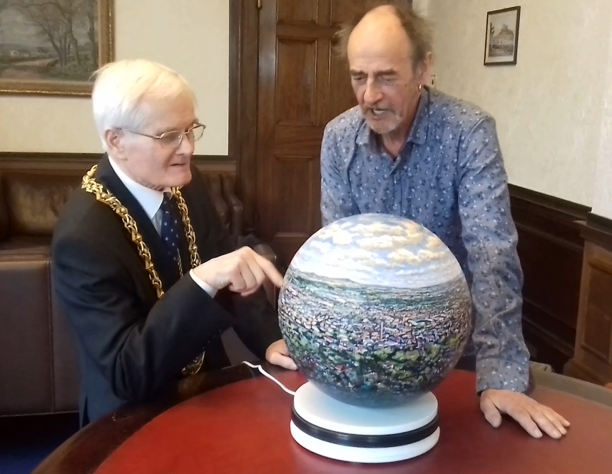Lord Provost Ian Borthwick inspects Eddie Lange's Dundee Sphere.
