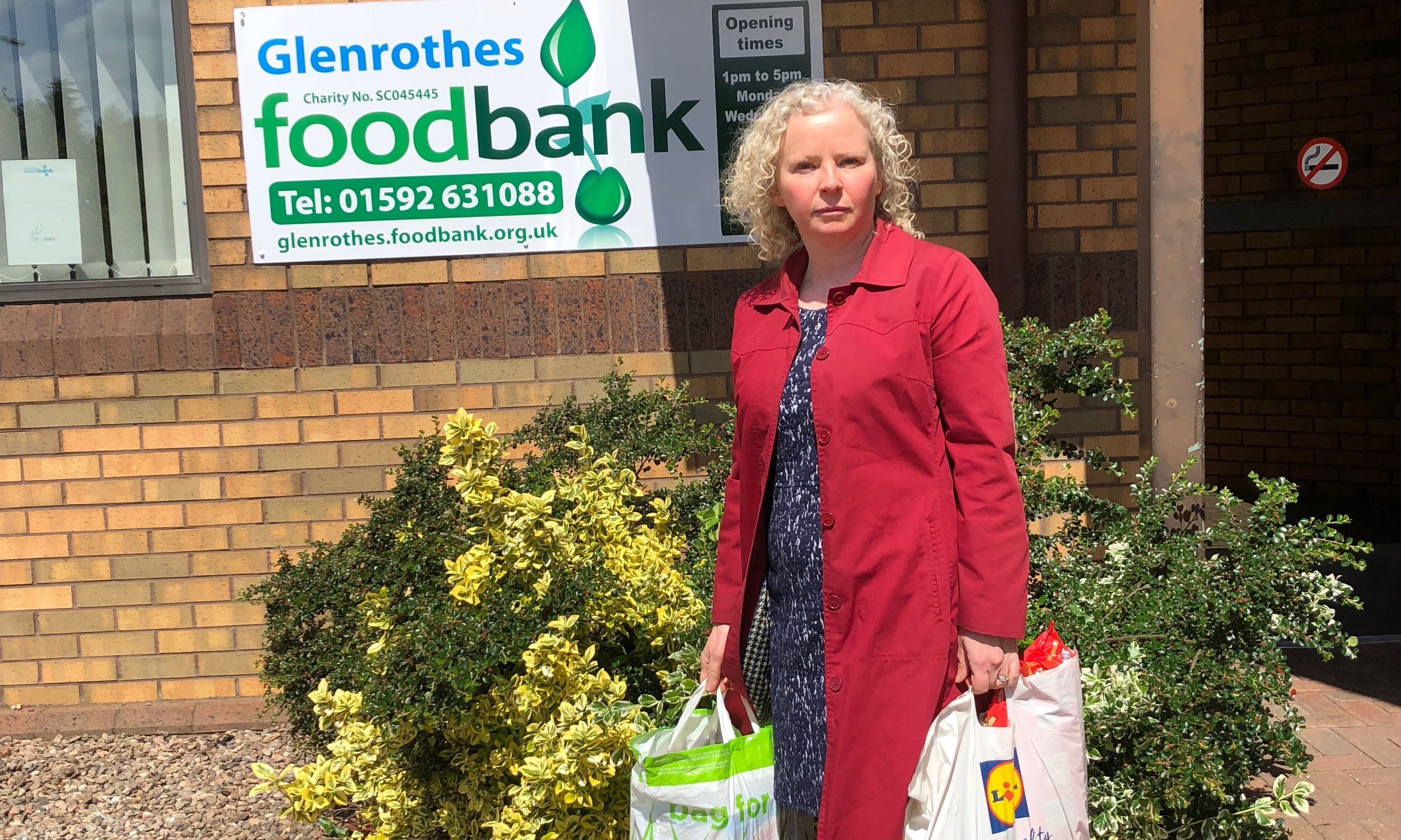 Claire Baker MSP helping Glenrothes Foodbank tackle holiday hunger for Fife schoolchildren.