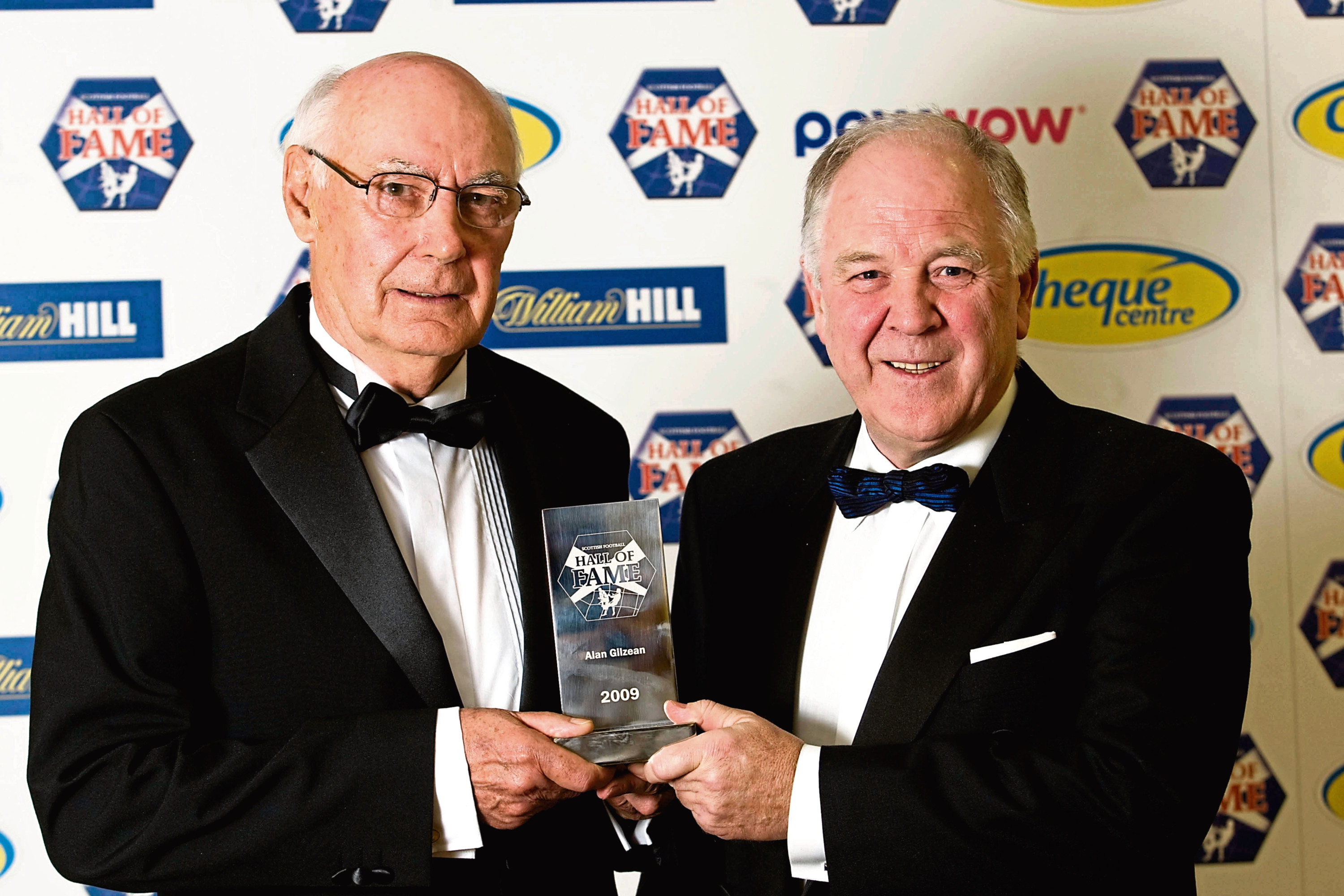 Ex-Scotland boss and 1962 league winner Craig Brown inducted former teammate and Dens Park legend Alan Gilzean into the Scottish Football Hall of Fame in 2009.