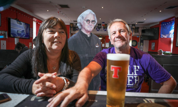 Jackie and Kevin Liddell share a drink with the Big Yin.