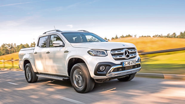 Mercedes-Benz X-Klasse  Exterieur X 350 d 4MATIC, 190 kW (258 PS), Beringweiß metallic, Ausstattungslinie POWER, 18 Zoll Felgen, (vorläufige Werte: Kraftstoffverbrauch kombiniert: 9,0 l/100 km, CO2-Emissionen kombiniert: 237 g/km); Mercedes-Benz X-Klasse  Interieur X 350 d 4MATIC, Ausstattungslinie POWER, Sitzbezug Leder schwarz, Fahrprogrammschalter DYNAMIC SELECT, (vorläufige Werte: Kraftstoffverbrauch kombiniert: 9,0 l/100 km, CO2-Emissionen kombiniert: 237 g/km) //

Mercedes-Benz X-Class  Exterior X 350 d 4MATIC, 190 kW (258 PS), bering white metallic, equipment line POWER, 18 inch wheel-rims, (Preliminary data: fuel consumption combined: 9.0 l/100 km, CO2 emissions combined: 237 g/km); Mercedes-Benz X-Class  Interior X 350 d 4MATIC, equipment line POWER, upholstery Leather black, DYNAMIC SELECT system, (Preliminary data: fuel consumption combined: 9.0 l/100 km, CO2 emissions combined: 237 g/km)