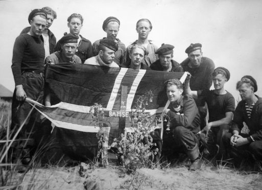 Bamse's burial in 1944.