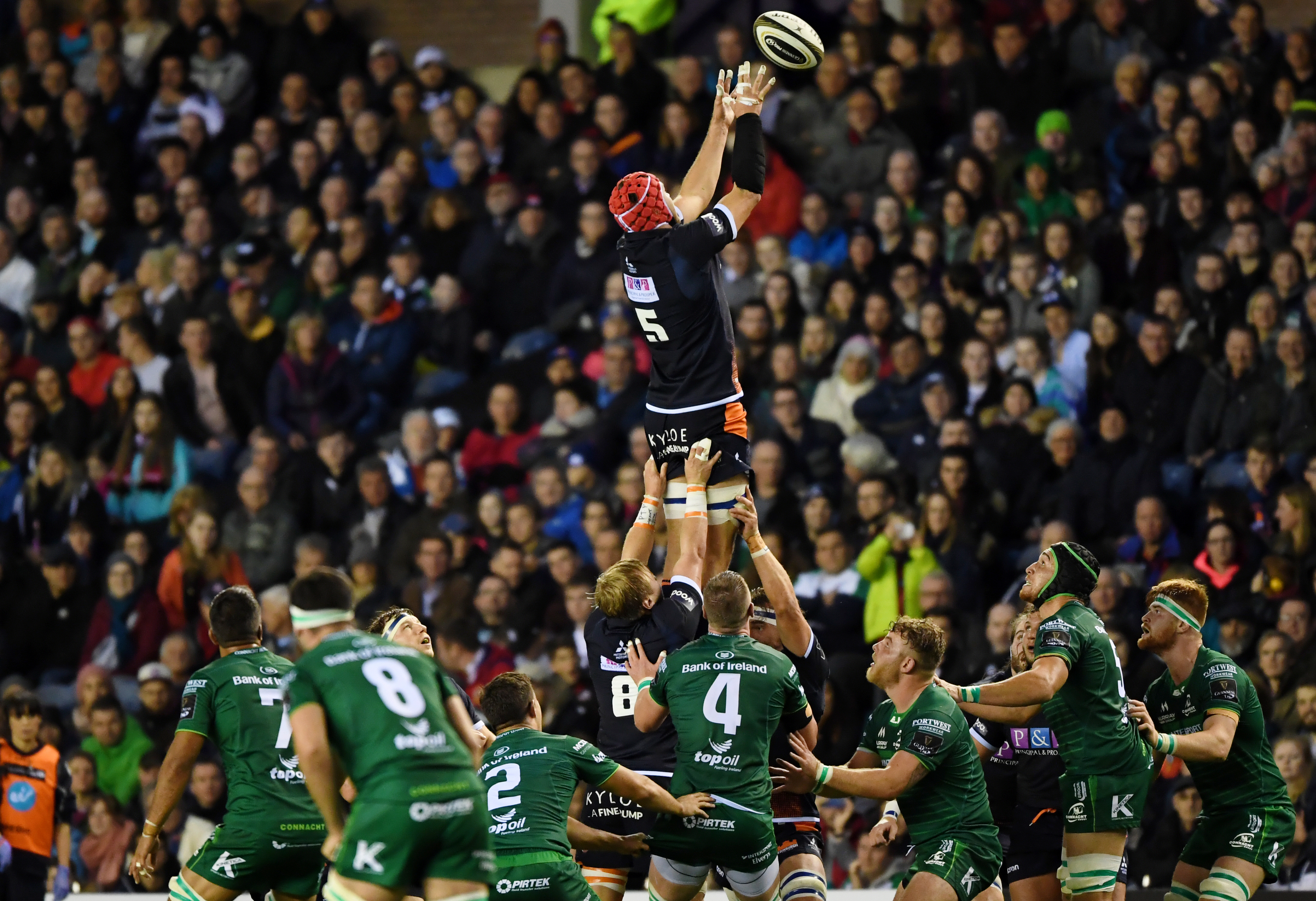 Grant Gilchrist takes this lineout, but the setpiece misfired for Edinburgh against Connacht.