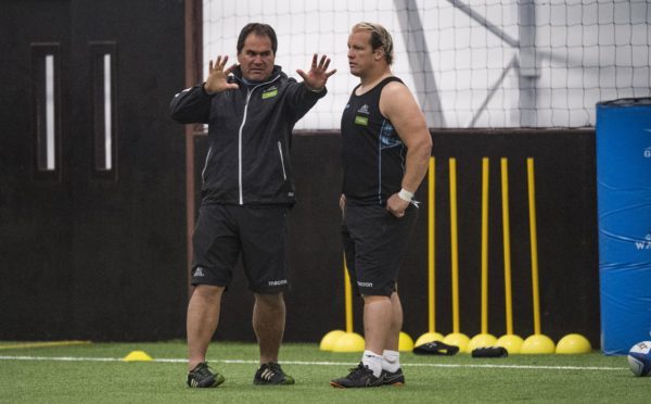 Dave Rennie and new signing Petrus du Plessis discuss tactics during training at Inverclyde.