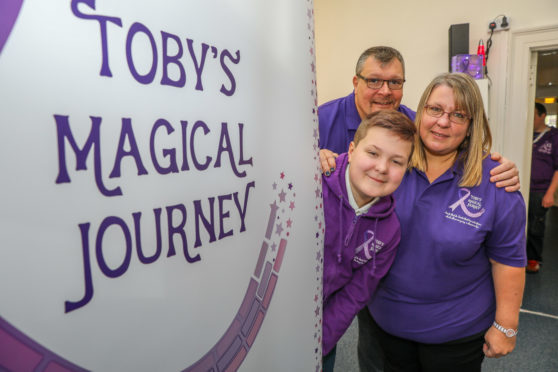 Toby Etheridge with parents Alison and Richie