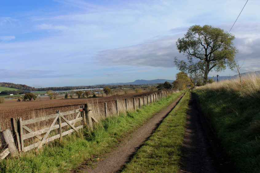 A regal route between rivers Coronation Road, Rhynd, Perth & Kinross