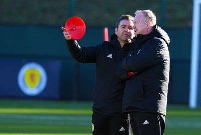 Peter Grant has a chat with Alex McLeish.