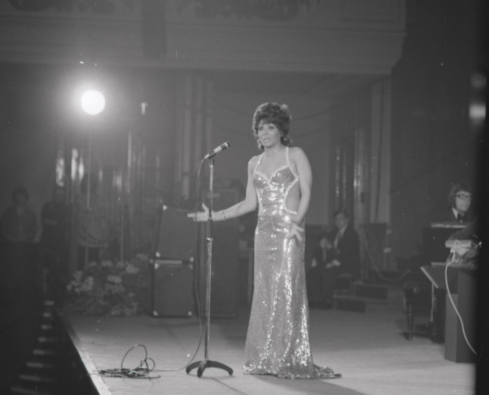 Dame Shirley on stage in 1972 - the year before her return to Dundee sparked a manic ticket scramble.