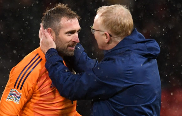 Alex McLeish with Allan McGregor.