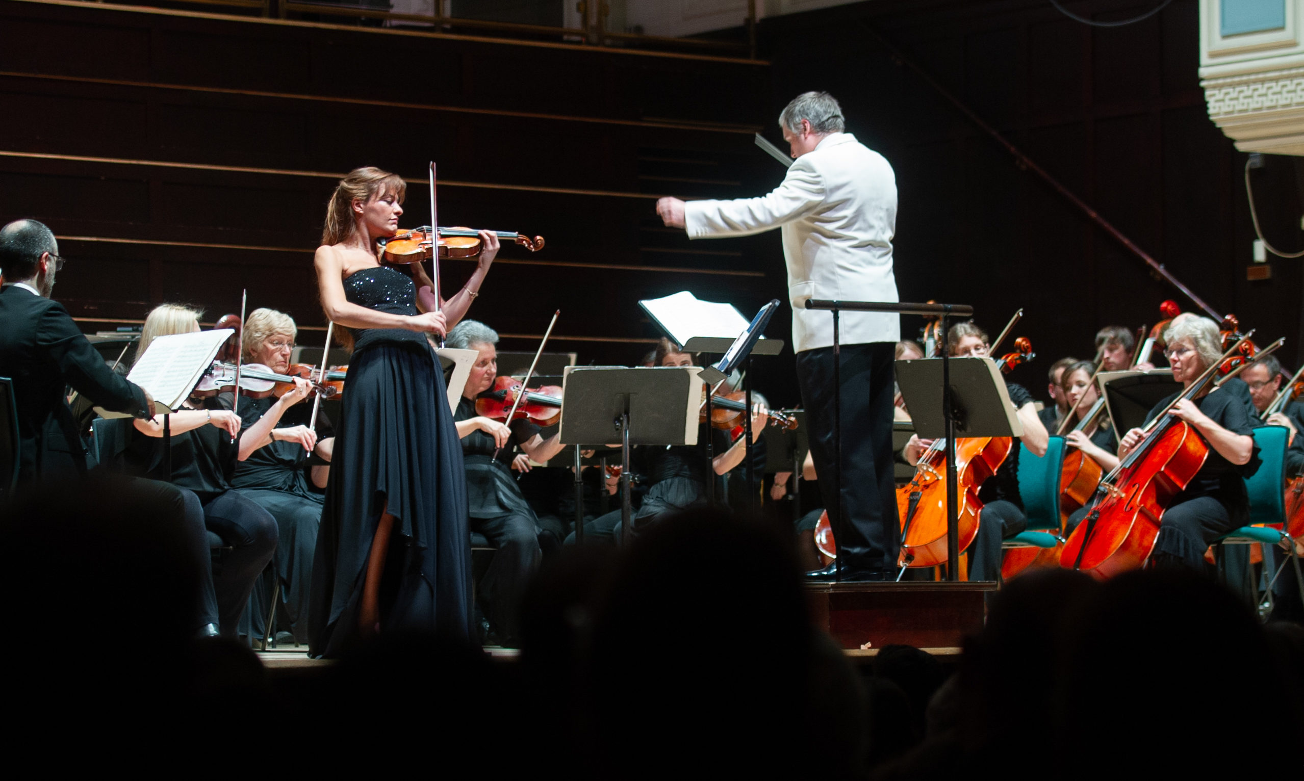 Nicola Benedetti on stage and conductor Robert Dick.