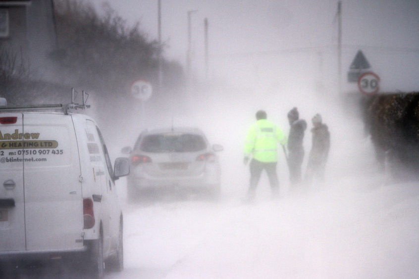Good samaritans helped dig drivers out of snow drifts on the Panbride road in Carnoustie. Kris Miller/DCT Media