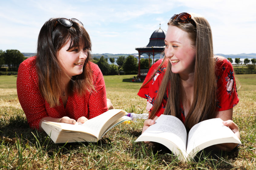 Natalie McGhee and Kate Scarborough enjoyed the hot weather down at Dundee's Magdalen Green. Mhairi Edwards/DCT Media
