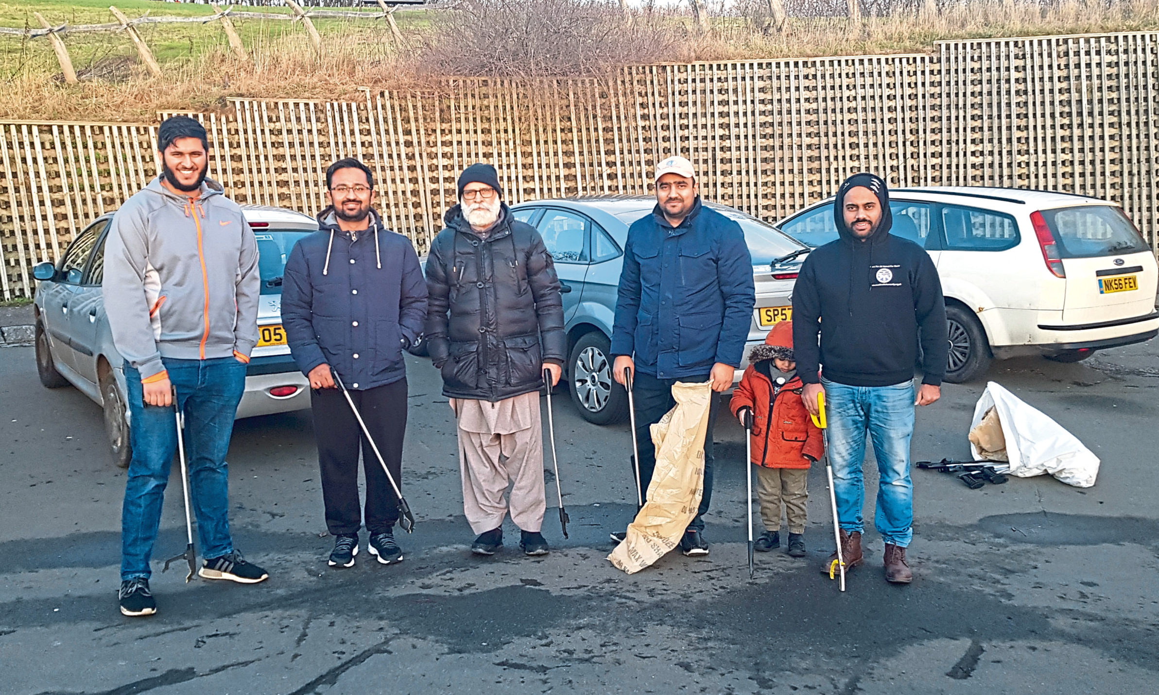 The Ahmadiyya Muslim youth clean up on Dundee Law.
