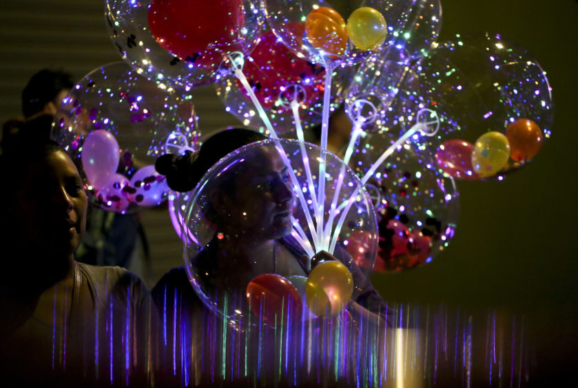 A woman sell balloons.