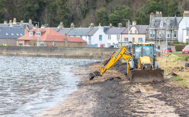 The oil spill at Limekilns.