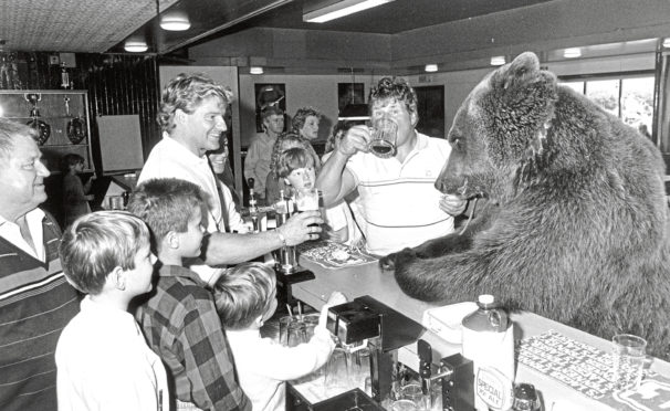 Hercules in Dundee's Powrie Bar in 1988, with owner Andy Robins and bar owner Tom Lees.