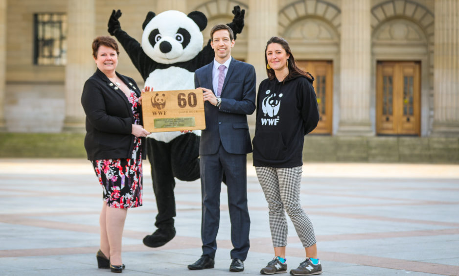 Dundee has been crowned Scotland’s Local Authority Earth Hour 2018 Champion in recognition of its commitment to the environment and for the work it did to raise awareness of Earth Hour. The annual global event inspires millions of people to take action for the environment, the planet and nature.