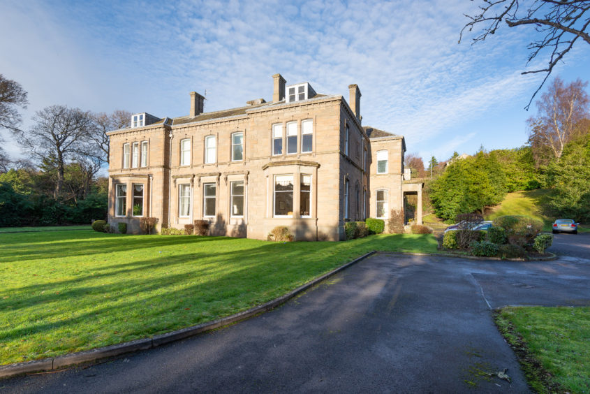 Offers over £475,000 Space and splendour in Dundee's West End with