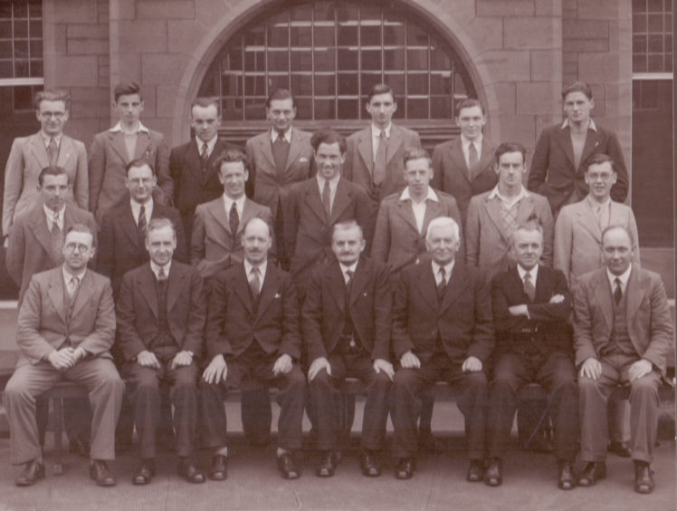 : Dundee College of Technology students and staff outside Old College c. 1950