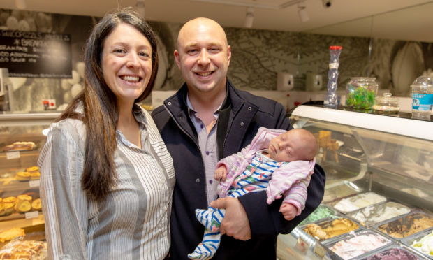 Joanna (34) and husband Franck Casonato (35) were surprised when Franck had to deliver his own daughter, Francesca, as she arrived.