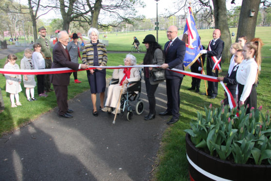 Andrew Maczek, Lady Fraser, Heather Goodare, former chair of FOMBL, General Maczek's granddaughter Karolina and The Polish Consul General in Edinburgh Mr Ireneusz Truszkowski.
Polish Scouts and children from the General Maczek School supporting.