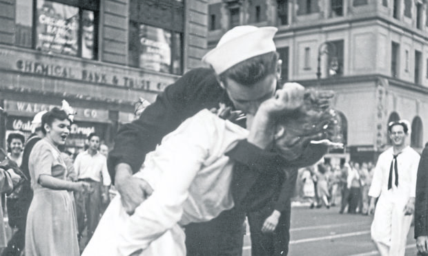 A sailor kisses a nurse in New York at the end of the Second World War.