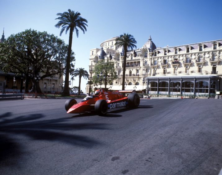 Niki Lauda (Österreich / Brabham Alfa Romeo) in der Casino Kurve.