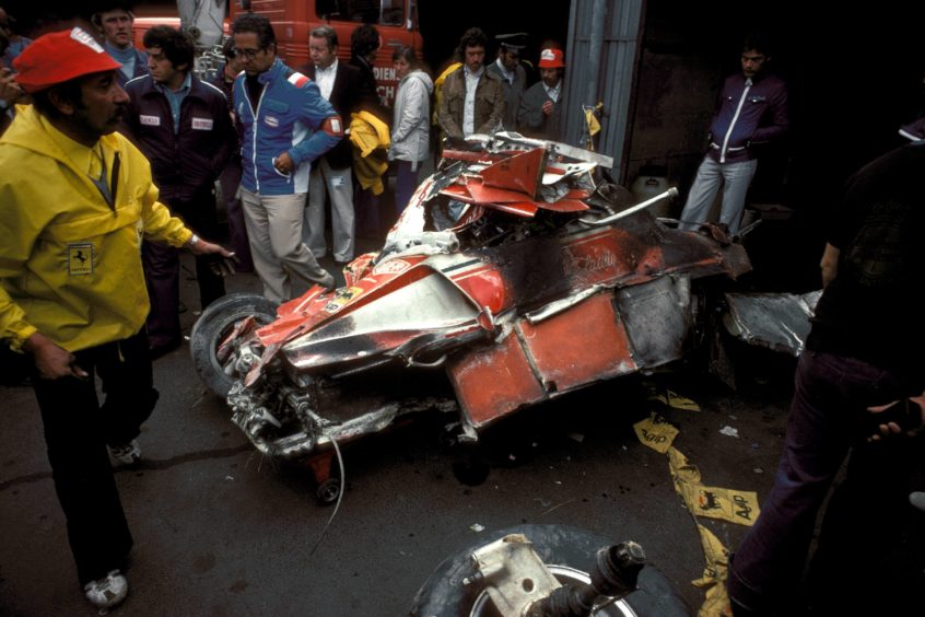 Überreste des Ferrari-Boliden von Niki Lauda (Österreich) nach seinem schwerem Unfall.