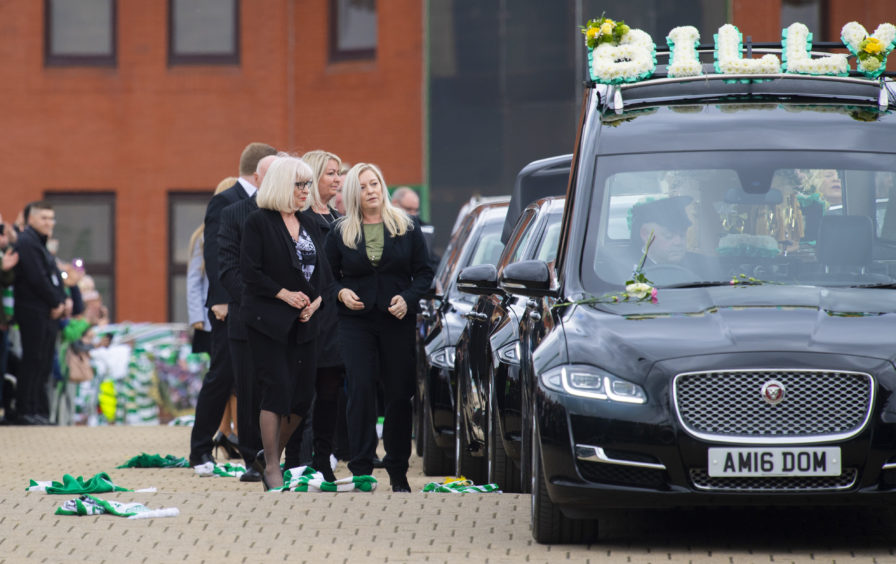03/05/19
CELTIC PARK - GLASGOW
The hearse of Celtic's legendary captain Billy McNeill makes its way past Celtic Park, following his funeral. His family walk down the Celtic Way, with his wife Liz (left) leading the way