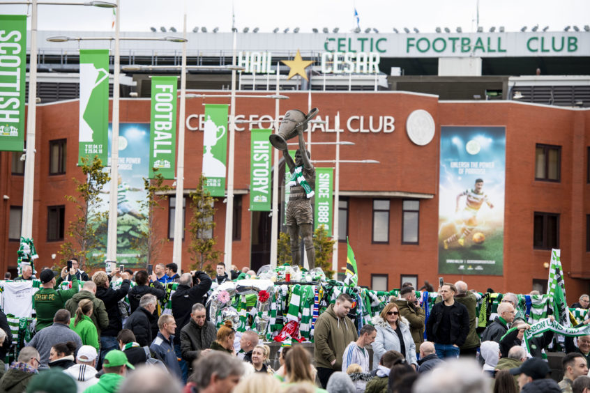 03/05/19
CELTIC PARK - GLASGOW
The hearse of Celtic's legendary captain Billy McNeill makes its way past Celtic Park, following his funeral