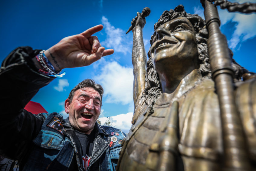 A fan at the Bon statue on Bellies Brae.