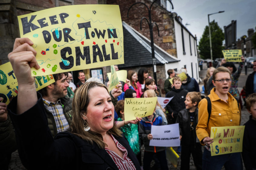 https://wpcluster.dctdigital.com/thecourier/wp-content/uploads/sites/12/2019/05/medw-milnathort-housing-development-protest-4-846x564.jpg