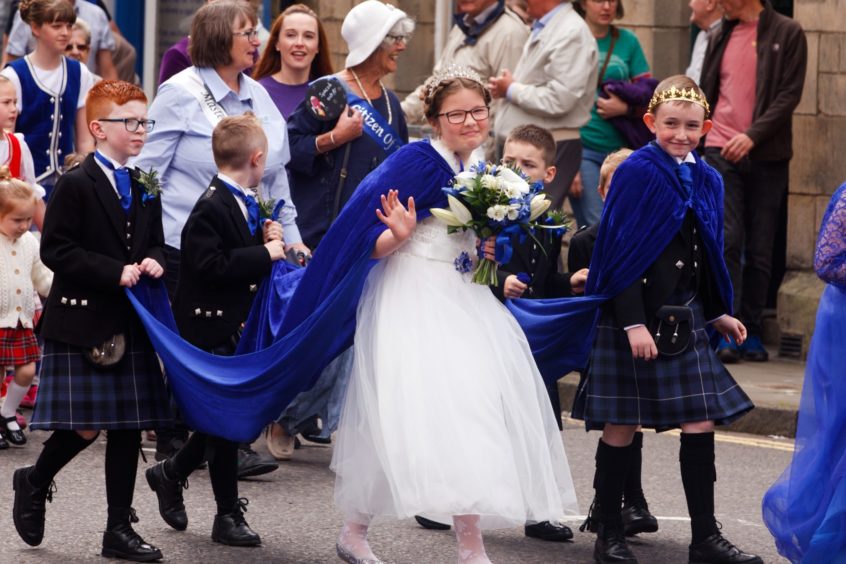 Burntisland summer king and queen are crowned at the parish church