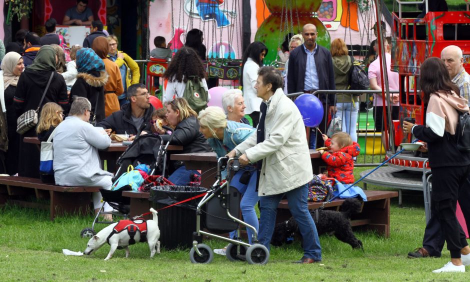 Hundreds of people took to Camperdown Park yesterday to celebrate Eid al-Fitr in Camperdown park Dundee.