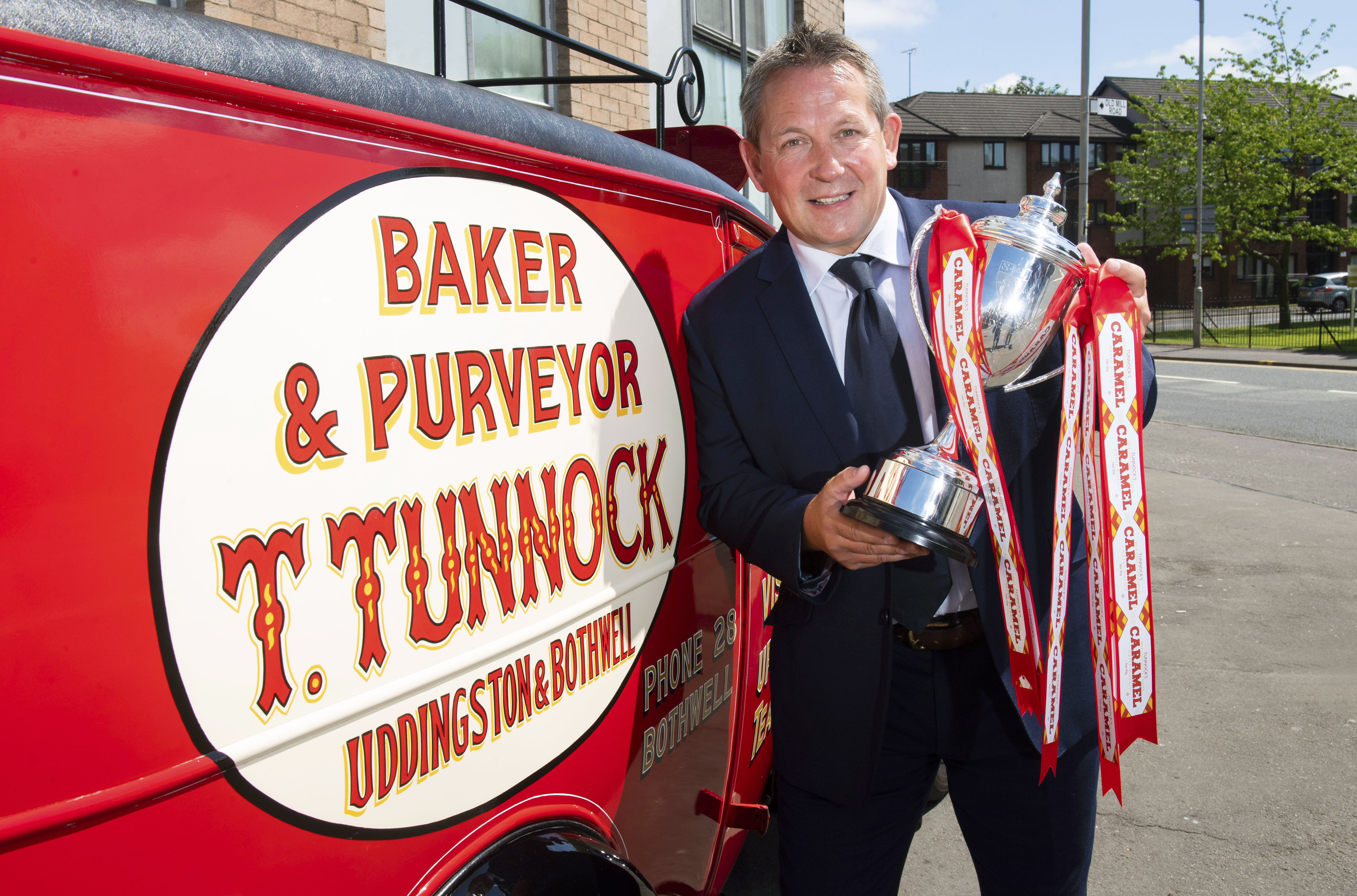 Billy Dodds with the Tunnock's Caramel Wafer Challenge Cup.