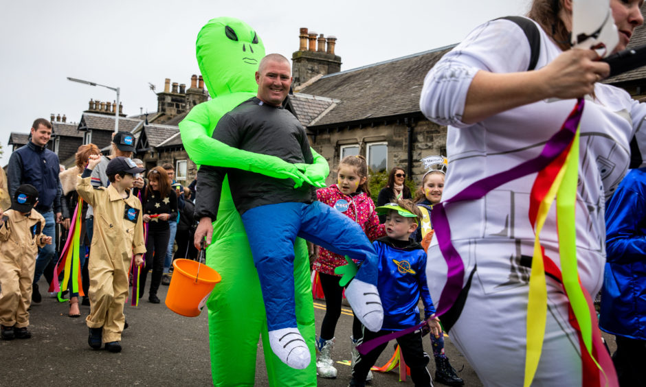 Steven Brown (47) from Kinghorn is carried around the parade by an alien.
Steve Brown / DCT Media