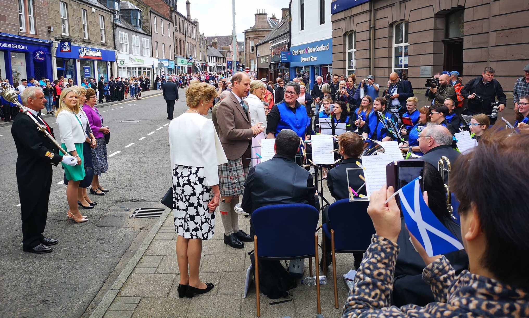 Crowds in Forfar have welcomed Edward, and Sophie, the new Earl and Countess of Forfar.