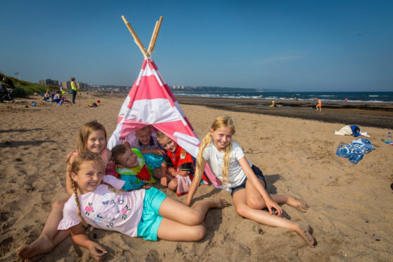 Kids Mason (6), Struan (7), Warren (7), Lacey (9), Bailey (9) and Amy (9) all having fun at the beach in Kirkcaldy last week,