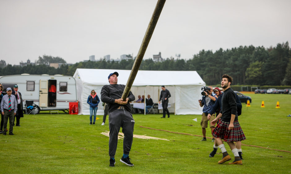 A small lesson in correct method to 'Toss The Caber'.
