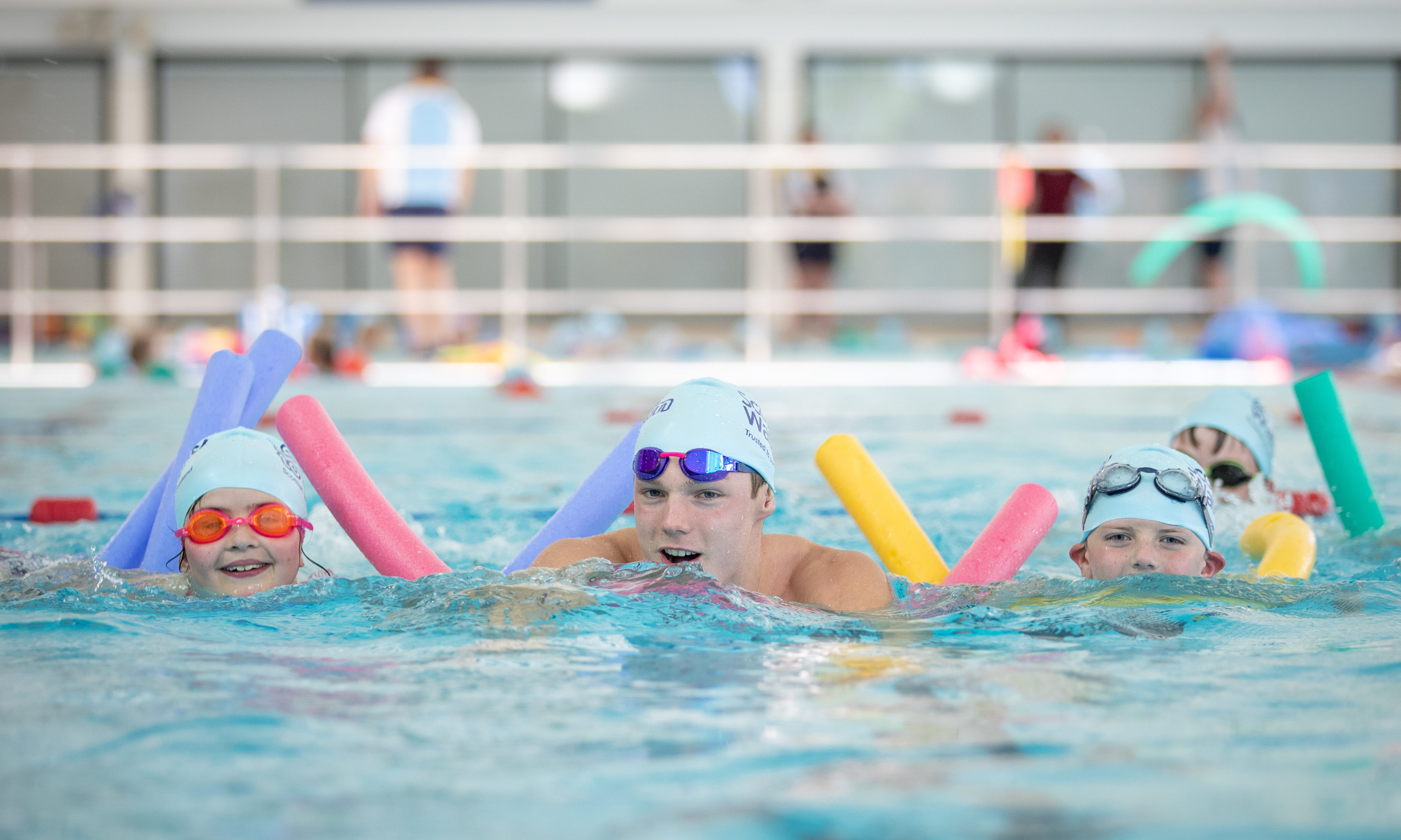 Scottish Swimming Learn to Swim ambassador Duncan Scott takes to the water with local children