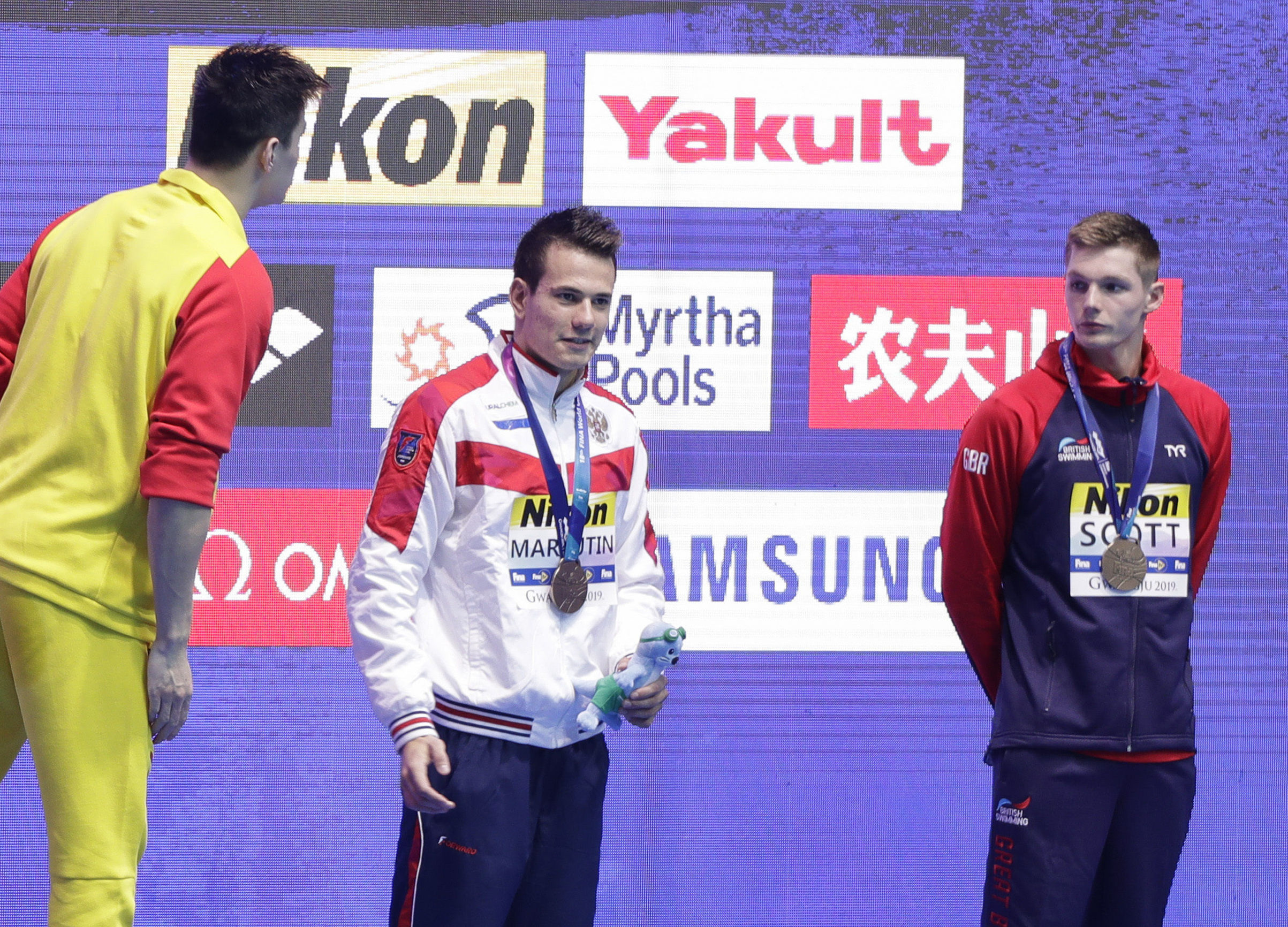 Duncan Scott keeps his distance from China's Sun Yang.