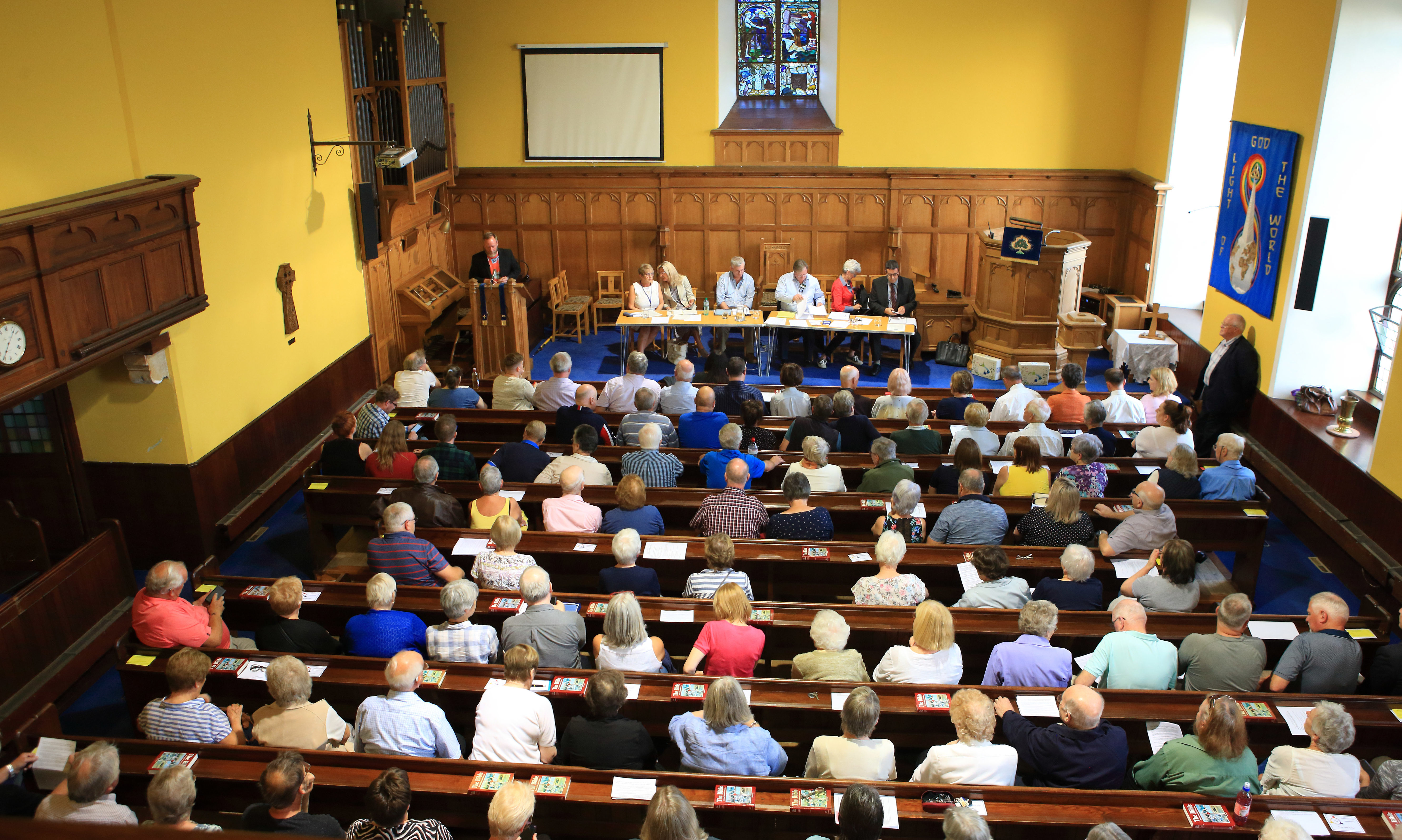 Hundreds crammed into Dunbarney Parish Church to quiz health bosses.